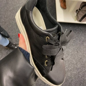 skor - Säljer dessa söta svarta skor från gant, använda men bra skick och rengör innan jag skickar iväg! Originalpris 1400kr💘💘passar till allt!kan tänka mig att sänka priset lite