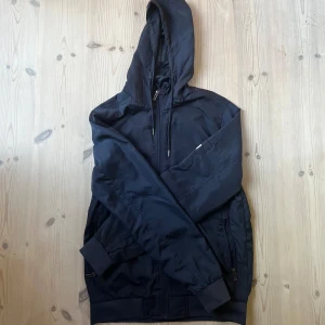 Blå Windbreaker  - Windbreaker från Blend - knappt använd & som ny - S passar M