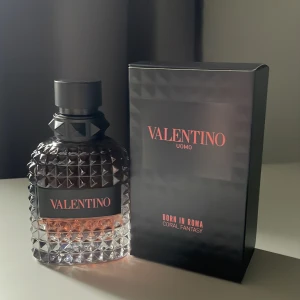 Valentino coral fantasy  - ||Säljer nu en valentino coral fantasy 50ml parfym|| ||Det syns inte att den är använd och nästan hela är full!|| ||Köpt för 1000:- på kicks i somras. ||Den har en söt och djup doft som verkligen luktar gott!|| (Se doftnoterna bild 5) ||Hör av er!||