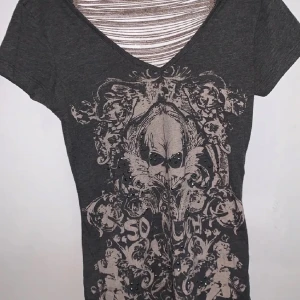 Tröja - As snygg tröja med detaljer tryck och paljetter, väldigt skönt material och följer kroppen