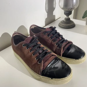 Lanvin Cap toe storlek 43 - Lanvin-skor i storlek 43, men de passar även dig som har storlek 44. Skorna är i skick 7/10, vilket innebär att de har några användningsspår men fortfarande är i gott skick. Låda och dustbag medföljer. Om du har några frågor om skorna så skriv!