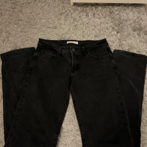 STR jeans  - STR jeans i grå/svart färg. Har använt jeansen ett fåtal gånger men inga täcken på användning. Normalt i storleken. 