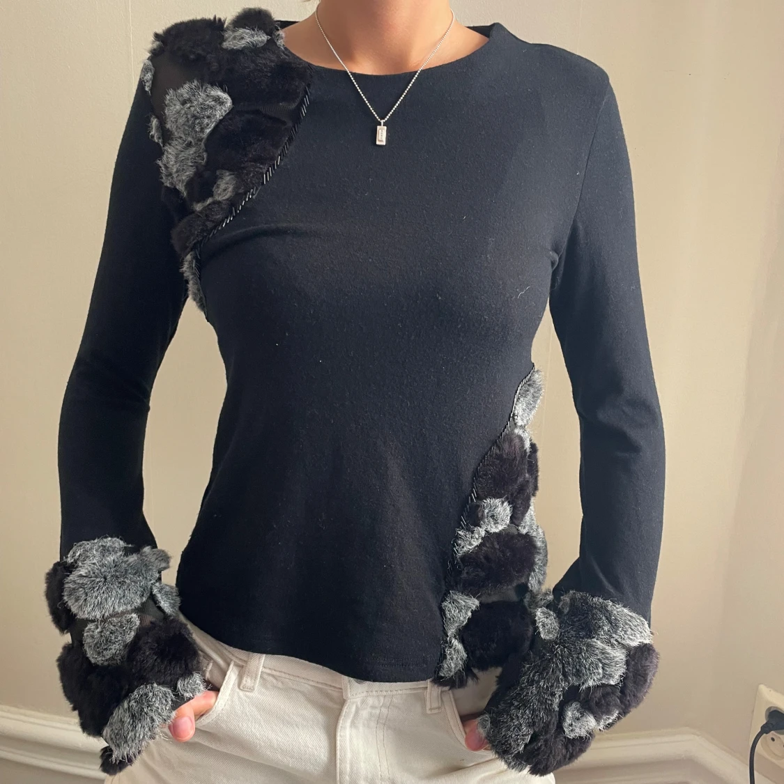 Långärmad tröja men pälsdetaljer