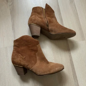 bruna stövlar - jättefina bruna stövlar i storlek 38, perfekt nu till hösten:) jättebra skick då dom är använda endast 1 gång!! kom gärna privat för mer info och bilder💗💗