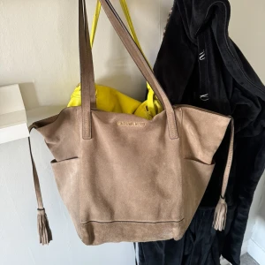 Michael Kors väska - Michael Kors väska. Lite missfärgad på undersidan men inget man tänker på när den används.