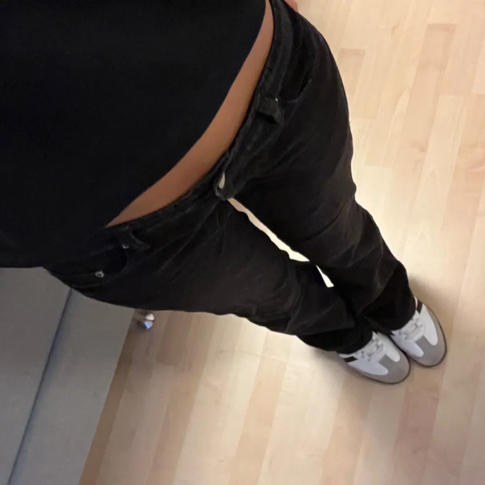 Superfina lowwaist manchester jeans! Köpte dem secondhand men har tyvärr inte kommit till användning. Storlek står ej men skulle gissa på M. Använd gärna ”köp nu”💕💕. Jeans & Byxor.