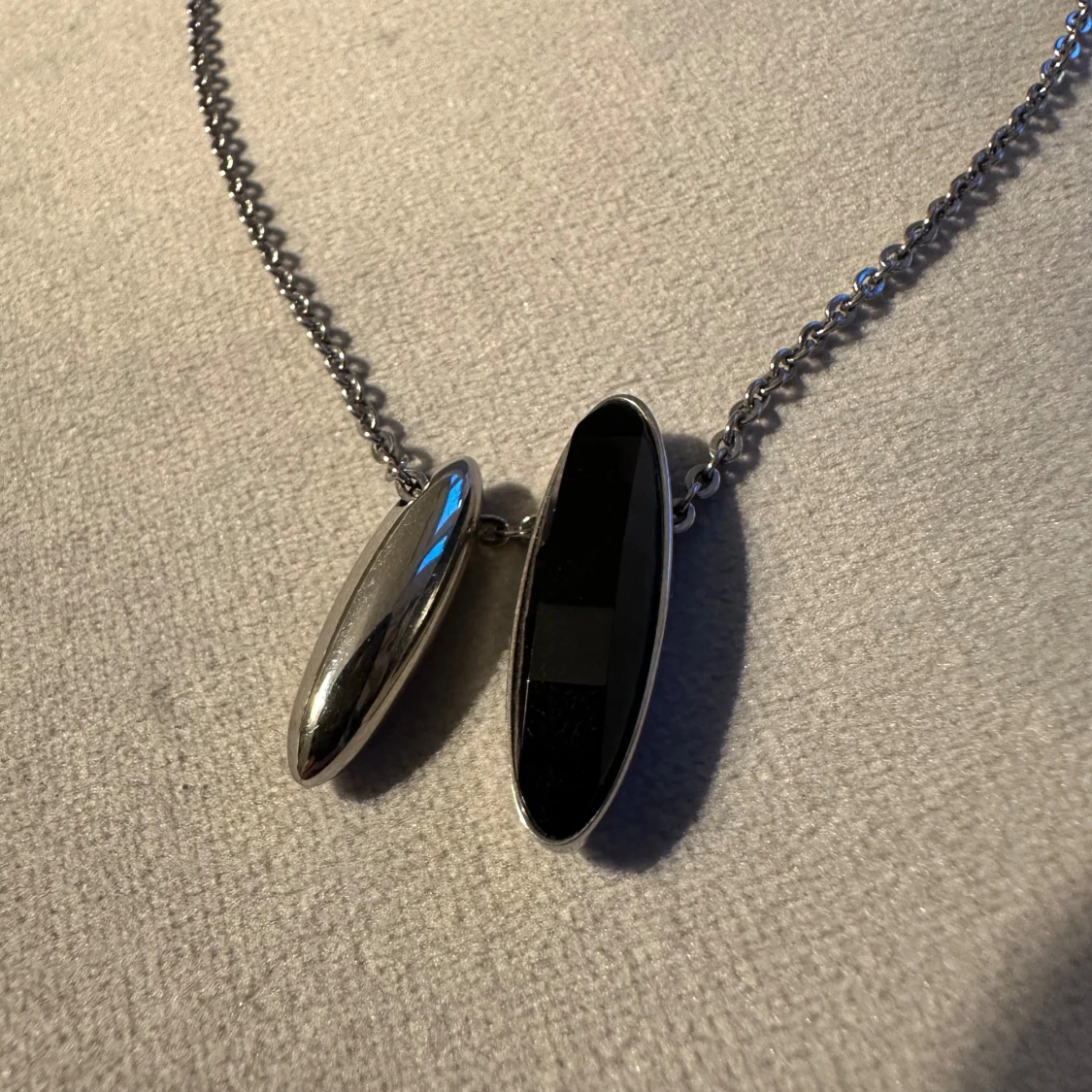 Silverfärgat halsband med ovala hängen - 91