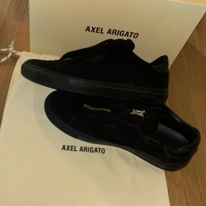 Axel arigato clean 90 zip - Axel arigato 90 laceless med dragkjedja hel svarta i storlek 45 för ett väldigt billigt pris! Jätte fräscha, inprincip nyskick! Box&påse medföljer! Vid frågor kontakta mig i dm!💎