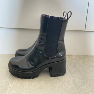 Fejk läder boots - Boots med klack. Skit snygga till hösten. 
