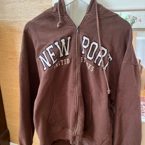 Oversized hoodie från pull and bear - Välanvänd men i fint skick! Perfekt för dig som gillar downtowngirl-stil. 