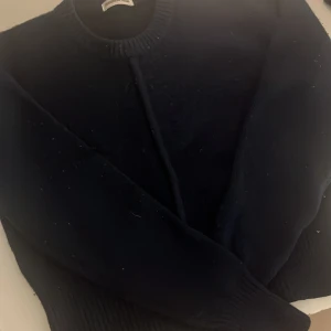 Designers Remix tröja - Säljer min tjocka mörkblåa designer Remix tröja. Köpte runt 1400kr men säljer för ungefär 900kr.