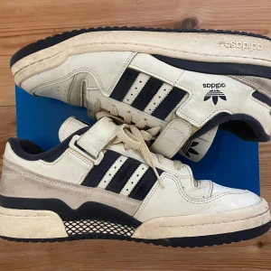 Adidas forum 84 low - Säljer mina adidas forum då jag inte använder dem längre, inga defekter bara lite smutsiga efter användning. Har en lite vintage look, ordinarie pris 1399kr. Hör av dig vid minsta lilla intresse:)