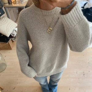 Stickad tröja - SUPERSNYGG!! Tryck gärna köp nu 💕💕💕super fin kvalitet ❣️ljusblå/grå