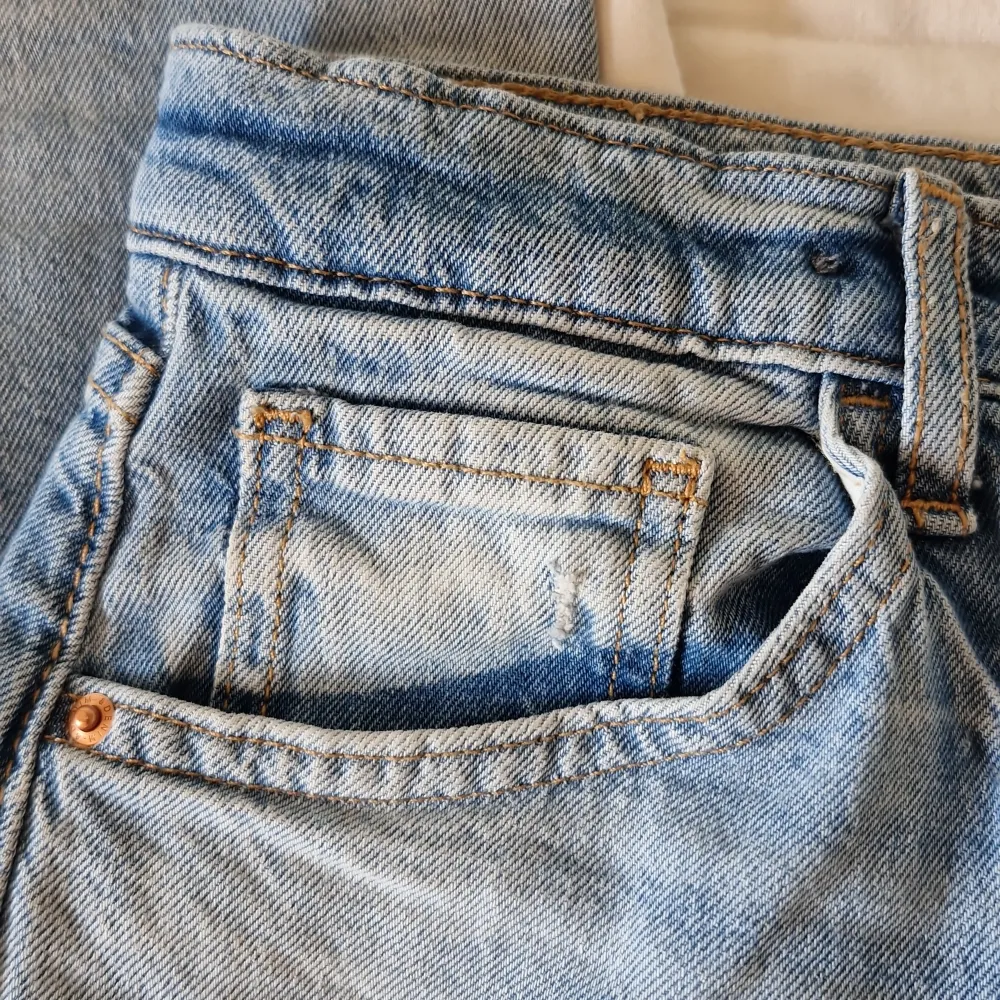 Säljer ett par snygga blå jeans från H&M. De har en hög och justerbar midja för perfekt passform. Byxorna har en wide leg-stil. De är i bra skick och har en dragkedja och knapp framtill. Använda typ en gång därav priset. Nypris 279kr. Farkut & Housut.