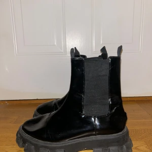 Stövlar - Köpa på Nelly för något år sedan, har lite slitage baktill (se bild) annars sitter de väldigt fint.