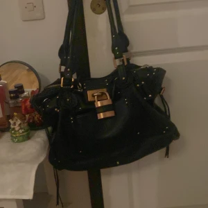Svart Chloé Paddington väska - Väskan är stor och rymlig, passar perfekt att ha med sig till stan/skola/träning osv. Väskan är i bra skick förutom en reva i mittenfacket som är lätt att sy ihop (jag kan fixa det om nödvändigt) annars går revan att använda som gömställe.❤️❤️❤️