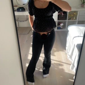 Fina lågmidjade jeans  - Helt nya lågmidjade svarta jeans från hm💗 Tyvärr passade dom inte mig så behöver sälja dom! Det är barnstorlek 170 men passar storlek S också🥰