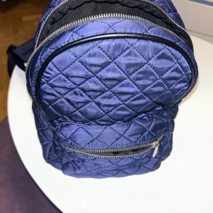 Mini ryggsack - blå - Mycket gullig mini ryggsäck, använd bara en gång 🌸 perfekt för varje dag ✨🌸