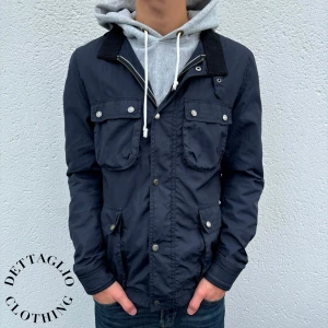 These Glory Days Jacka - Jacka från These Glory Days | Skick: 9/10 | Storlek: S | Nypris: 1999kr | Säljer för 779kr | Spårbar frakt via Postnord eller Instabox | Hör av dig vid frågor eller funderingar 