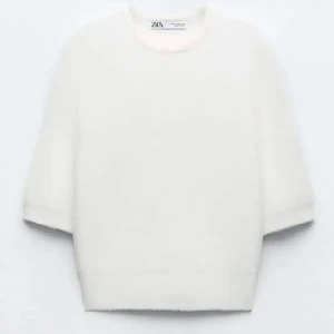 Vit stickad kortärmad Zara tröja  - Säljer min vita stickade tröja från zara då den inte riktigt kommer till användning, använd ca 1 gång! 