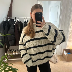 Stickad tröja - Supermysig stickad tröja, perfekt till hösten💗