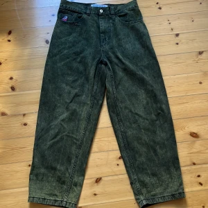 Gröna og big boys  - Tja! Säljer nu de här grön big boysen.☘️ De har använts sparsamt och är riktigt feta🐉 De är i storlek S💶 Hör av dig vid frågor 🙏