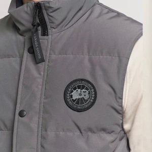 Cannada goose (Black Label⚫️) - Säljer nu min jättefina cannada goose väst, modell black label🥷⚫️ Storlek M-Xl  Bra skick