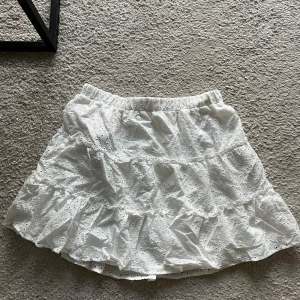 vit broderad kjol - Vit broderad kjol med volanger, aldrig använd 