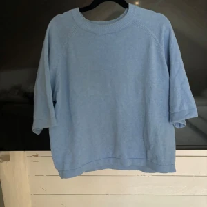 Stickad t shirt - Fin blå stickad t-shirt från ichi, nästan aldrig använd nyskick!🩷🦋
