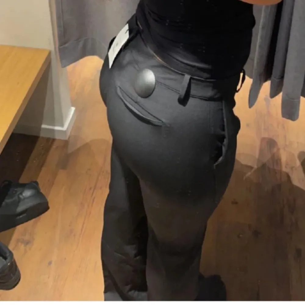 Säljer dessa lågmidjade kostymbyxor från Bikbok i storlek 42 då jag köpt fel, skulle säga att de passar M då de är små i storleken. Farkut & Housut.