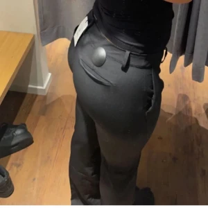 Vera kostymbyxor - Säljer dessa lågmidjade kostymbyxor från Bikbok i storlek 42 då jag köpt fel, skulle säga att de passar M då de är små i storleken