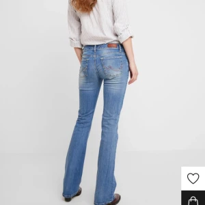Lågmidjade Ltb jeans - Jätte snygga Ltb jeans, endast använda ett fåtal gånger. NYPRIS: 909kr. Jag brukar ha 28 eller 29 i W men dessa passar mig bara lite större i midjan.