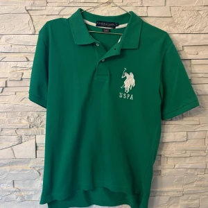 Polo pique  - Säljer en polo pique till ett väldigt bra pris, vid fler frågor kontakta gärna säljaren!