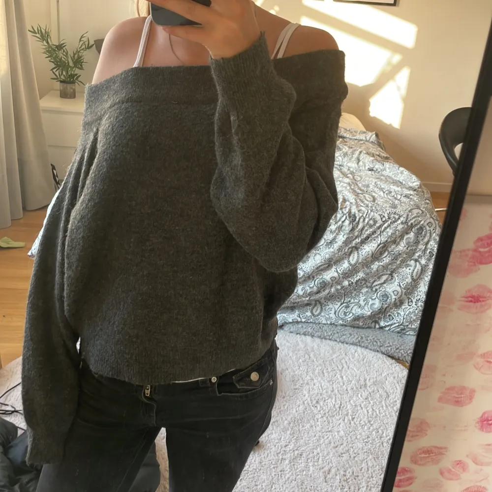 Super snygg off shoulder stickad tröja perfekt till hösten. Köpt för länge sen tror inte den finns kvar.Storlek M men passar även S och xs. Stickat.