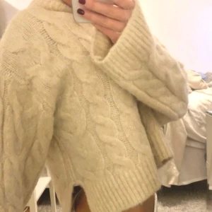 Stickad hoodie  - Stickad kort hoodie från zara 