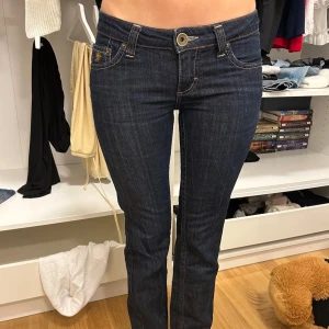 Lågmidjade jeans - Lågmidjade jeans i gott skick. Säljer dessa då de inte längre kommer till användning 💞 Skriv till mig om du har en fråga!