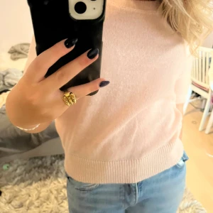 Stickad tunn rosa topp - Stickad rosa topp