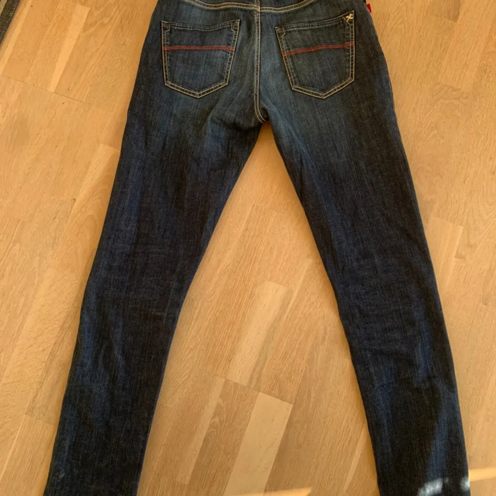 Säljer mina äkta Tramarossa Leonardo Jeans i storlek 33. Jag är själv 190cm och dom sitter perfekt. Skriv om du är intresserad! Och kom snälla ej med skambud. Mvh Isak . Jeans & Byxor.