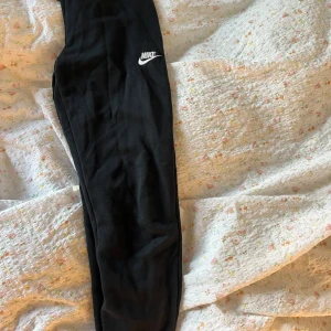 nike mjukisbyxor - ett par mjukisbyxor från nike som ej kommer till använding. har du frpgar är de bara att ställa! pris går att diskutera, tvättar alltid innan jag postar!🩵