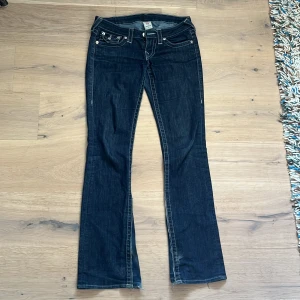 True religion jeans - Lågmidjade true religion jeans. Dom är utsydda till bootcut. 