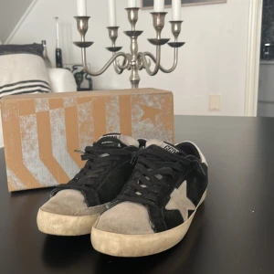 Golden goose superstar - Svarta/gråa golden goose i fint skick! Storlek 42 men kan passa lite större - nypris ca 5000kr - hör av er vid fler frågor eller funderingar!