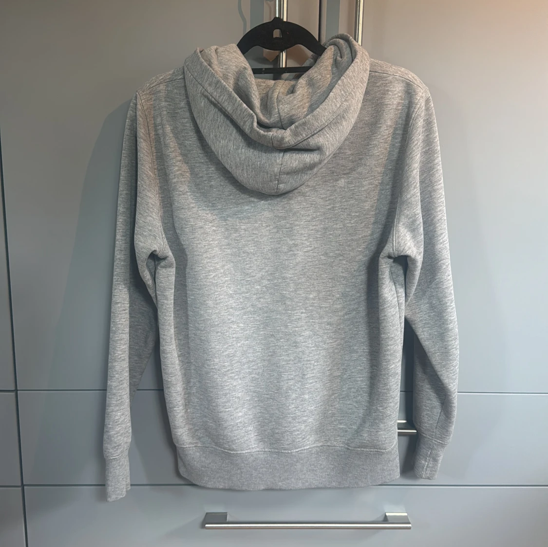 Grå hoodie från Alpha Industries - 90