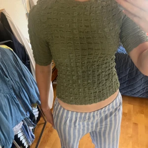 Militär-grön texturerad tröja💕 - Ca 1 år gammal tröja som bara använts runt 3 ggr men är fortfarande i nyskick💕, 