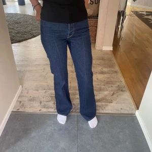 Levi's jeans  - Säljer dessa skitsnygga mörkblåa jeans från levi's. De är använda några gånger men har blivit för små för mig nu. De är högmidjade och väldigt långa, passar mig som är 173! Nypris 1200kr💕