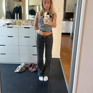 Lowwaist jeans - Lowwaist jeans i rak modell från weekday. Jeansen har en snygg ljusare svart tvätt! Jeansen är i super bra skick. Storlek xs. Köpta för 500kr och pris kan diskuteras vid snabb affär!🤗💕