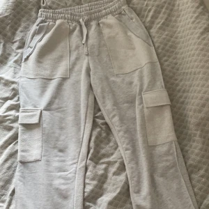 Mjukis cargo byxor   - Väldigt fina och sköna cargo mjukis.  Storlek M använda 2 gånger. Väldigt fräscha.  Kan gå ner vid snabb affär.