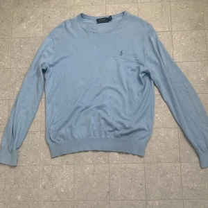 Polo Ralph lauren tröja - Hejsan, säljer nu denna polo tröja i bra skick, ända defekten är att den är lite nopprig men lätt att fixa med en noppbortragnings maskin. Säljer för 250 kronor! Storlek S, Kom pm för mer bilder. Mvh ☀️