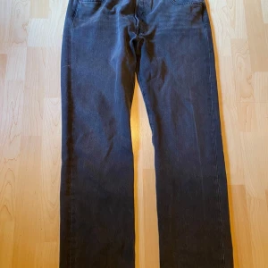 Levis 501 - Säljer mina levis 501 34/30 väldigt lite använda och är i nästan nyskick. Dem är köpta på zalando och kvito finns. Har i vanliga fall 30/30 jeans men passar riktigt bra med skärp om man gillar lite baggy. Bara att skriva om man har några frågor