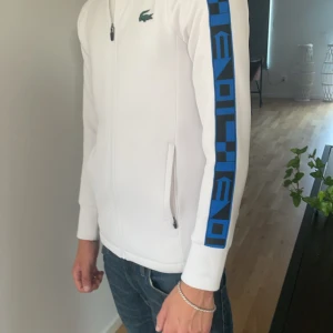 Lacoste Tröja vit  - Jag säljer min lacoste tröja för den har börjat bli lite liten på mig inga fel med den inga skador osv rätt så ny köpt pris kan diskutera 