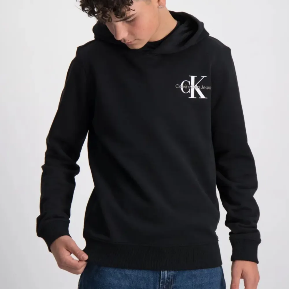 Calvin Klein hoddie från kids brandstore, aldrig använd med prislapp på och inte ens öppnat från påsen man får den i dörav priset . Hoodies.